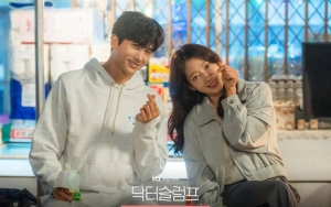 'Doctor Slump' Episode 1 dan 2 Recap: Park Shin Hye dan Park Hyung Sik Jadi Pengangguran