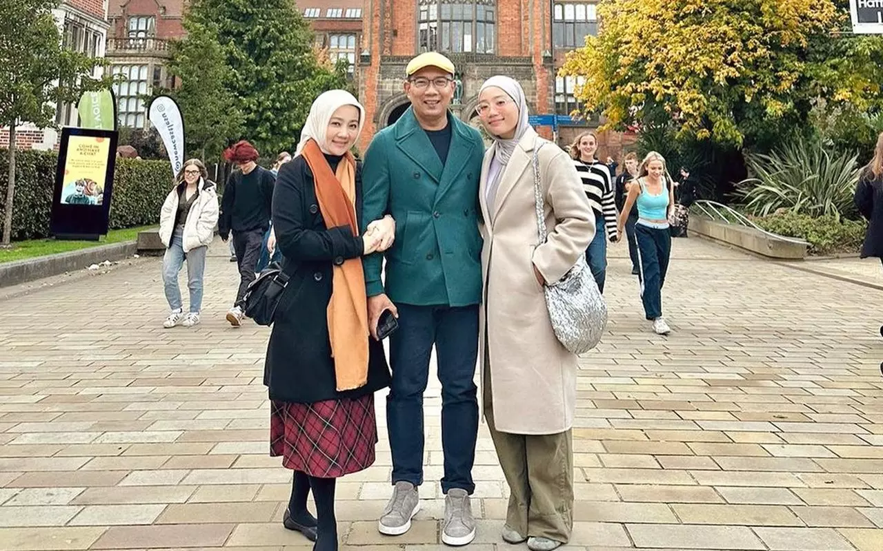 Istri Ridwan Kamil Menangis saat Ziarah ke Makam Eril di Tengah Zara Santai Umbar Foto Tanpa Hijab