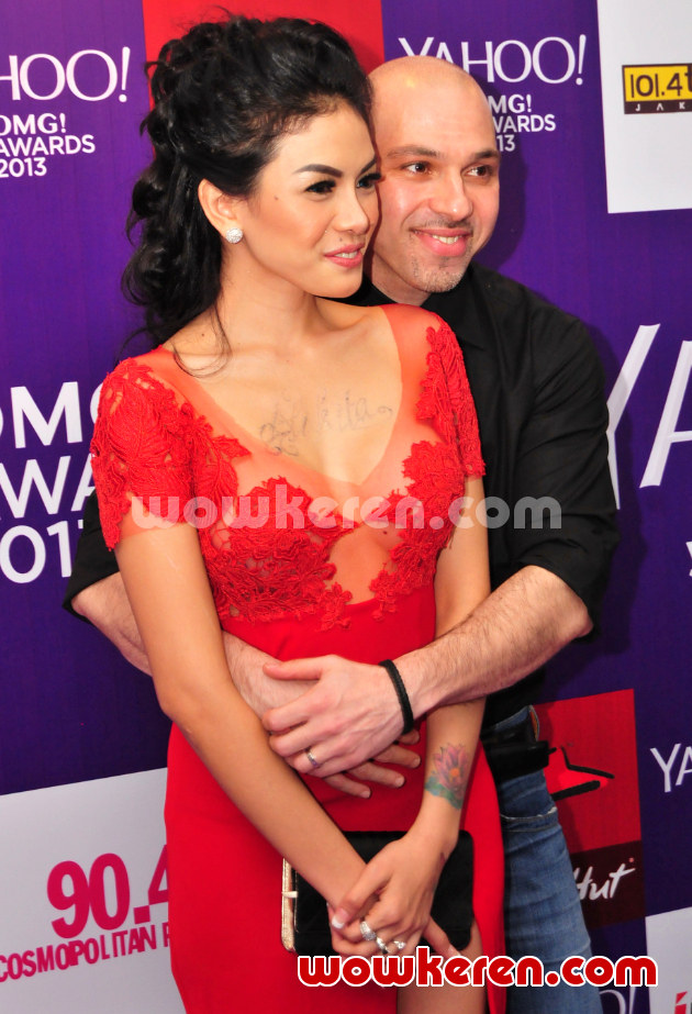 Gambar Foto Nikita Mirzani dan Suami Hadir di 'Yahoo OMG! Awards 2013'