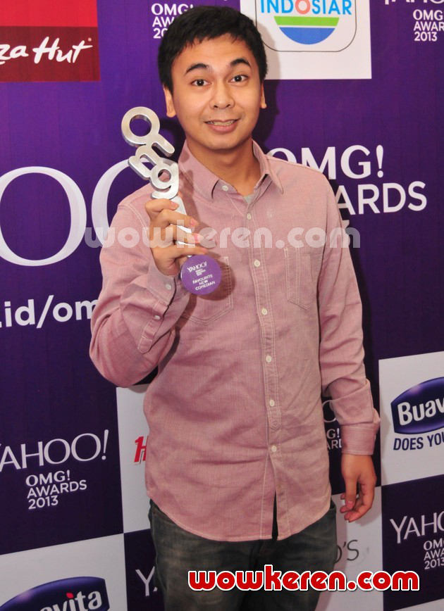 Gambar Foto Raditya Dika Raih Piala Favorite New Comedian 'Yahoo OMG! Awards 2013'