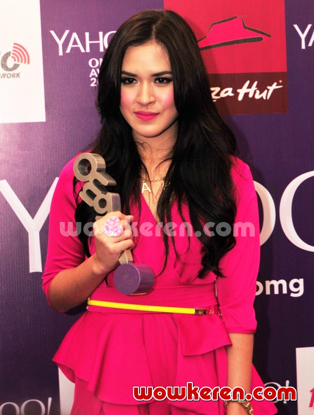 Gambar Foto Raisa Raih Piala Most Wanted Female 'Yahoo OMG! Awards 2013'