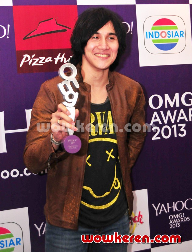 Gambar Foto Vino Bastian Raih Piala Most Wanted Male 'Yahoo OMG! Awards 2013'
