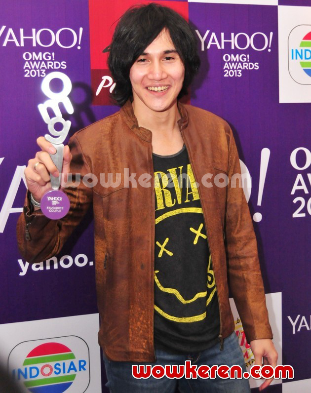Gambar Foto Vino Bastian Raih Piala Most Wanted Male 'Yahoo OMG! Awards 2013'