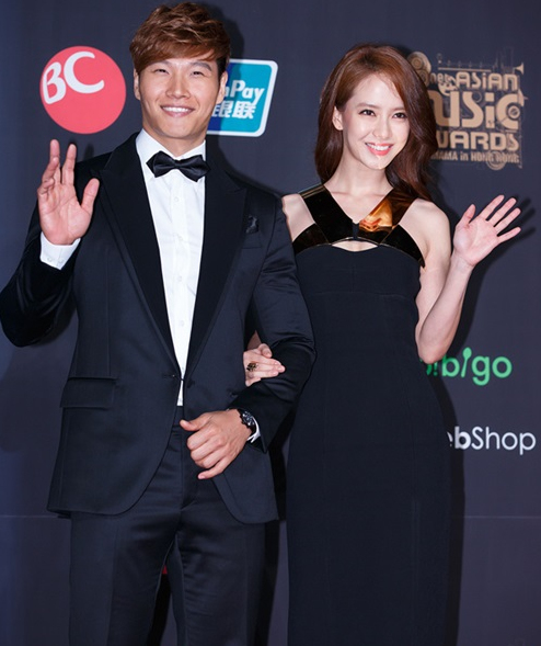 Gambar Foto Kim Jong Kook dan Song Ji Hyo di Red Carpet MAMA 2013