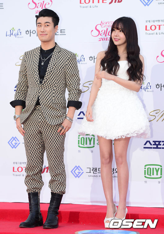 Gambar Foto San E dan Raina di Red Carpet Seoul Music Awards 2015