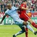 Striker Bayern Muenchen, Mario Gomez (kanan), berebut bola dengan bek City, Vincent Kompany