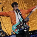 Aksi Rivers Cuomo Weezer di Konser 'Blue Album Night'