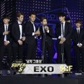 EXO Raih Piala Best Male Group
