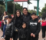 Berpose di Depan Disney Hongkong
