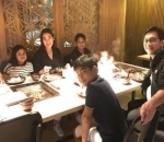 Makan Bersama Satu Meja Meski Sibuk