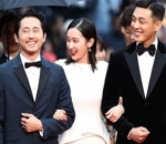 Yoo Ah In cs Tersenyum Ceria di Red Carpet