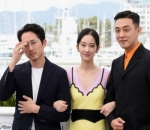 Jeon Jong Seo cs Berpose Keren di Depan Awak Media
