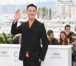 Yoo Ah In Melambaikan Tangan Bahagia