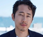 Steven Yeun Terlihat Gagah Foto Close Up