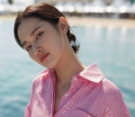 Jeon Jong Seo Tampil Santai di Foto Close Up