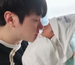 Min Hwan Menggendong Anaknya