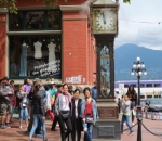 The Gastown Steam Clock Jadi Saksi Kebahagiaan Gracia-Gisela