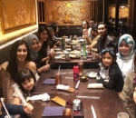  2. Pesan Empat Meja, Nisya Ditemani Anak-Anak 