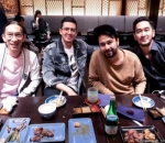 4. Jeje Govinda Tak Mau Ketinggalan Foto Bareng 