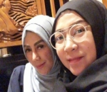 5. Melly Goeslaw Adu Cantik Bareng Amy Qanita