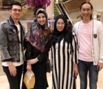 6. Irwansyah-Zaskia Pose Bareng Melly dan Anto 