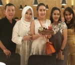 1. Ditemani Orangtua, Adik dan Sepupu