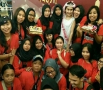 6. Ayu Ting Ting Bahagia Dikelilingi Fans 