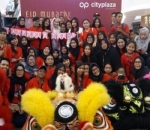 8. Ditemani Barongsai, Fans Foto Bersama-Sama Ayu Ting Ting