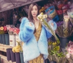 Tiffany Kombinasikan Gaun Floral dengan Mantel Bulu