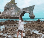 3. Berdiri di Atas Bebatuan Pantai 