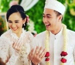 2. Tertawa Pamer Cincin Nikah 