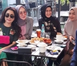 Gaya Sosialita Mayangsari Saat Makan Bareng Sahabat