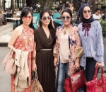 Mayangsari Bergaya Bak ABG Pakai Jeans