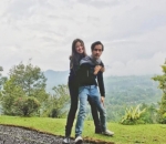 Kimberly Ryder dan Edward Akbar Saling Peluk Mesra dengan Latar Belakang Indah