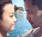 Kimberly Ryder dan Edward Akbar Saling Tatap Mesra di Kolam Renang Alila Seminyak