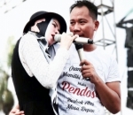 Duet Bareng, Angel Lelga Tak Ragu Senderan Manja di Bahu Sang Suami