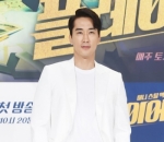 Pose Ganteng Song Seung Heon di Jumpa Pers