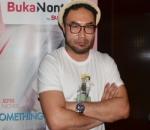Surya Saputra Pasang Pose Keren di Jumpa Pers 'Something In Between'
