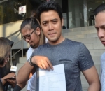 Kriss Hatta Menunjukkan Surat Laporannya pada Para Wartawan