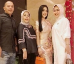Keluarga Harmonis, Syahrini Jalan-Jalan Bareng Ridwan Zaelani dan Keluarga