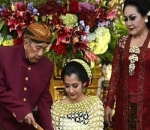 Ardina Rasti Didampingi Kedua Orangtuanya Saat Proses Siraman 