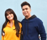 Sambil Rangkulan Pinggang, Billy Syahputra-Hilda Vitria Kompak Pamer Senyum Manis