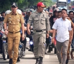 Panasnya Mentari Tak Menghalangi Pasha Ungu Untuk Terus Mengabdi