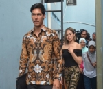 Berjalan Temui Wartawan, Serasinya Richard Kyle-Jessica Iskandar Kompak Pakai Batik