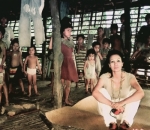 Ratna Sarumpaet terlihat mengunjungi anak-anak di wilayah Kalimantan Barat