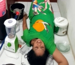 Khas Ibu Rumah Tangga, Ely Sugigi Pakai Barang-Barang Dapur Nih