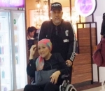 Romantis, Indro Warkop Setia Mengantar Sang Istri yang Harus Memakai Kursi Roda