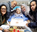 Indro Warkop dan Anak-Anak Beri Kejutan Ultah untuk Nita Sehari Sebelum Meninggal