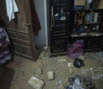 Reruntuhan Atap yang Rusak Sebuah Rumah