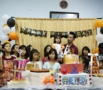 Keakraban Denny Sumargo Bersama Anak-Anak Panti